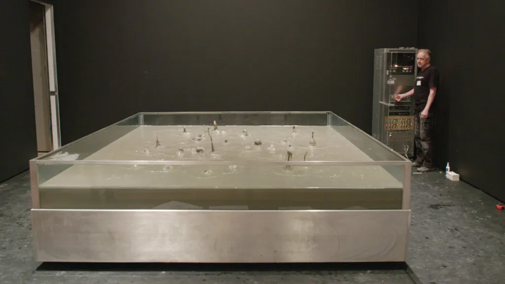Fig.  10 – Robert Rauschenberg, Mud Muse (1968-71), Bentonita misturada com água em cuba de alumínio e vidro, com sistema de ar comprimido ativado por som e console de controle., 121.9 x 274.3 x 365.8 cm, no The Museum of Modern Art