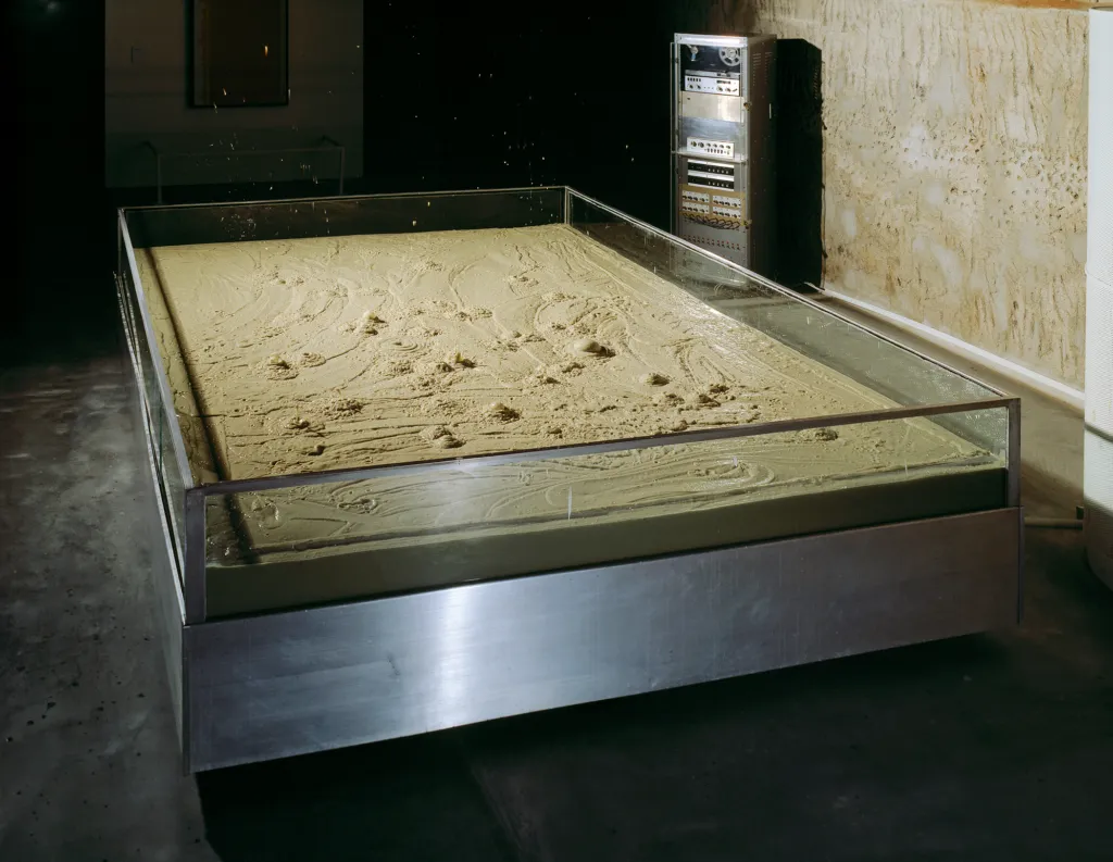Fig.  11 – Robert Rauschenberg, Mud Muse (1968-71), Bentonita misturada com água em cuba de alumínio e vidro, com sistema de ar comprimido ativado por som e console de controle., 121.9 x 274.3 x 365.8 cm, no The Museum of Modern Art
